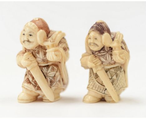 Two Japanese ivory Netsuke, Meiji, crouching warriors (2)