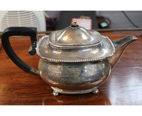 Early 20thC Silver Teapot with ebonised handle over ball feet Sheffield 1923 938g total weight 