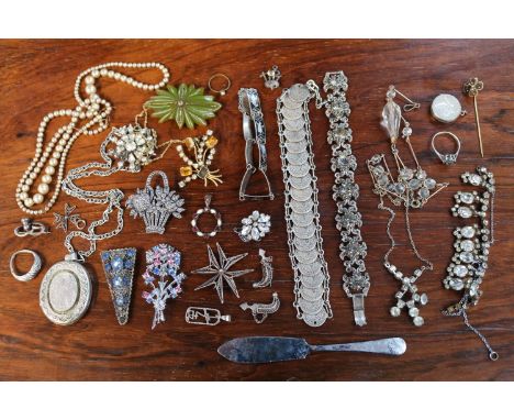 Collection of assorted Costume jewellery and Silver to include Brooches, Bracelets etc 