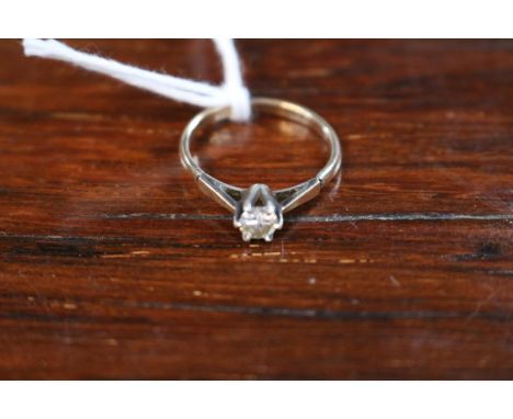 Ladies 9ct Gold Solitaire Set ring 1.9g. Size M 