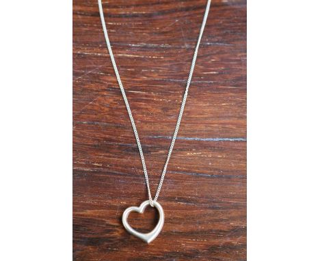 Ladies 9ct Gold Heart Design Pendant on chain 1.8g total weight 