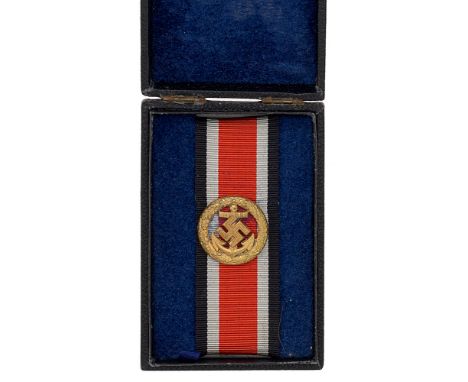 German Third Reich cased WW2 Honour Roll Clasp of the Kriegsmarine. Fine rare die-stamped burnished gold plated example. Swas