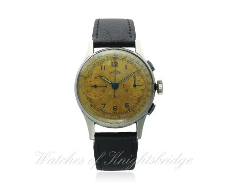 A GENTLEMAN'S STAINLESS STEEL ANGELUS CHRONOGRAPH WRIST WATCH CIRCA 1940s
D: Silver dial with applied Arabic numerals, teleme