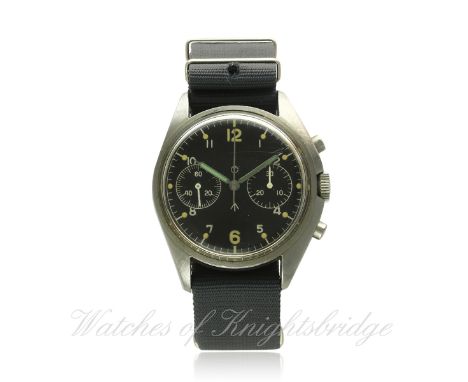 A GENTLEMAN'S STAINLESS STEEL BRITISH MILITARY CWC CHRONOGRAPH ROYAL NAVY PILOTS WRIST WATCH DATED 1974
D: Black dial with ap