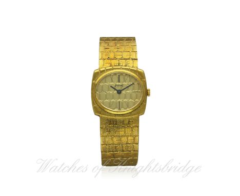A LADIES 18K SOLID GOLD PIAGET BRACELET WATCH CIRCA 1970s
D: Gold dial matching case & bracelet. M: Manual wind movement sign