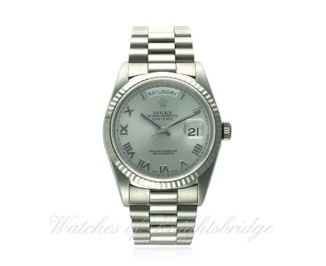 A FINE GENTLEMAN'S 18K SOLID WHITE GOLD ROLEX OYSTER PERPETUAL DAY DATE BRACELET WATCH DATED 2000, REF. 18239 WITH BOX & PAPE