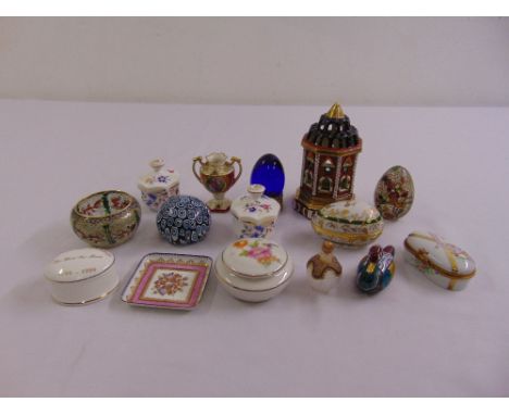 A quantity of collectables to include a Villeroy &amp; Boch Russian miniature, porcelain trinket boxes and a glass egg  (15)
