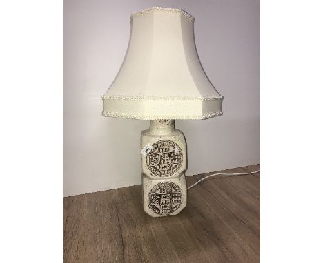 VINTAGE POTTERY TABLE LAMP