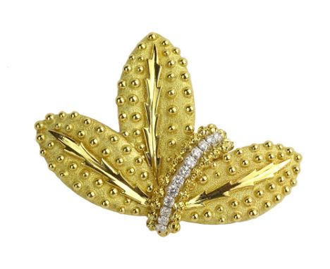 Vintage David Webb 18 Karat Yellow Gold, Diamond and Platinum Leaf Brooch. Diamonds E-F Color, VS Clarity. Signed. Very Good 