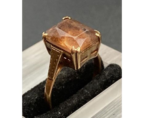 A 9ct gold citrine ring (Approximate Total Weight 2.8g)