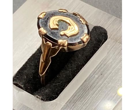 A 9ct gold ring (Approximate weight 2.2g) with a C decoration