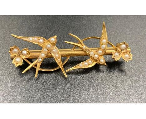 A 9ct gold and seed pearl broach of two swallows (Approximate weight 3g)