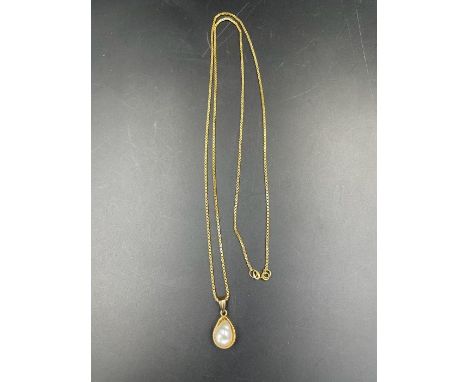 A 9ct gold necklace with pearl pendant (Approximate Total Weight 11.5g)