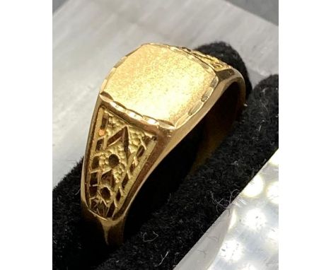 An 18ct gold signet ring (Approximate Total Weight 3.3g)