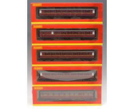 Hornby Model Railways - five stock cars/coaches comprising R4262B BR 61ft 6in Corridor 3rd Class 'E 12704' Coach, 00 gauge, b