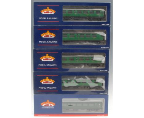 Bachmann Branch-Line Model Railways - five Bulleid stock cars/coaches comprising 34-529 63ft Corridor 2nd open coach, 00 gaug