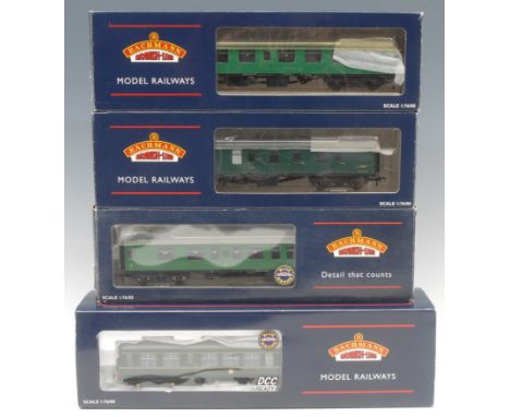 Bachmann Branch-Line Model Railways - five stock cars/coaches comprising 39-128B BR MK1 Composite CK SR Green coach, 00 gauge