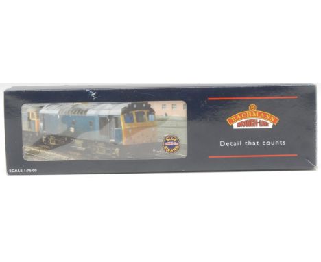 Bachmann Branch-line OO gauge model railways 'Class 25/3 Bo-Bo Diesel locomotive, Tamworth Castle, D7672, BR two tone green l