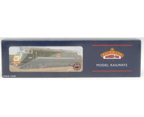 Bachmann Branch-line OO gauge model railways 'Class 42 Warship Glory Diesel locomotive, D818, BR green livery, 32-059, boxed.