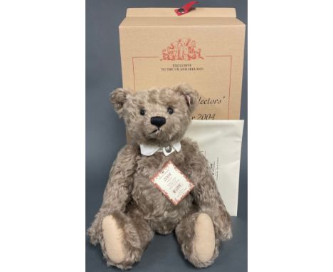 Steiff (Germany) EAN 661372, British Collectors' Teddy Bear 2004, caramel mohair, his white collar decorated with an "elephan