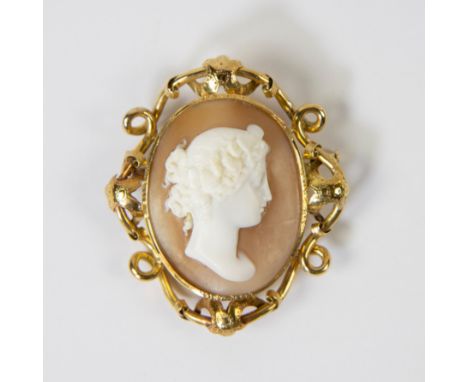 Golden cameo (can be seen in portrait wife Jules Van Loo)Gouden camée (te zien in portret echtgenote Jules Van Loo)5.5 x 5 cm