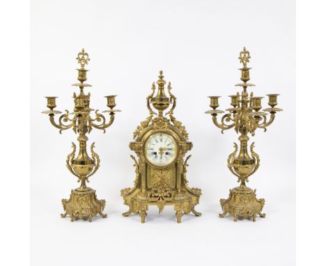 Imposing gilt clock set marked Masquelier Lille with 2 candlesticks with 5 light pointsImposante vergulde schouwgarnituur gem
