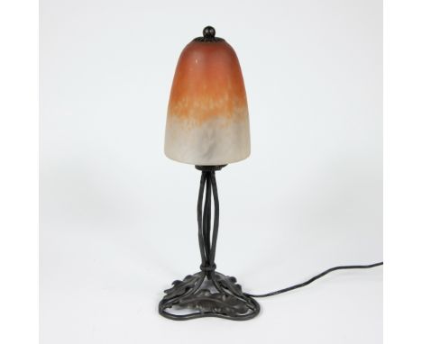 French SCHNEIDER Shade table lamp, wrought iron, signed.Franse SCHNEIDER tafellamp, smeedijzer, gesigneerd.H 32.5 cm