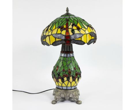 Elegant Tiffany style glass dragonfly table lamp with lit baseElegante glazen libel tafellamp in Tiffany-stijl met verlichte 