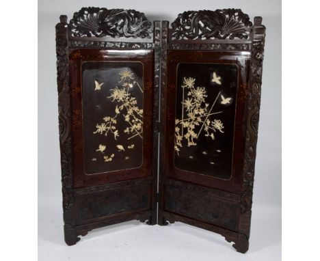 2-piece richly sculpted Chinese paravent with inlay and mother-of-pearl, ca 19002 delige rijk gesculpteerde Chinese paravent 