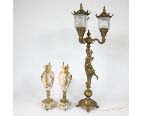 Large decorative lampadaire with 3 light points and 2 marble cassolettes.Grote decoratieve lampadaire met 3 lichtpunten en 2 