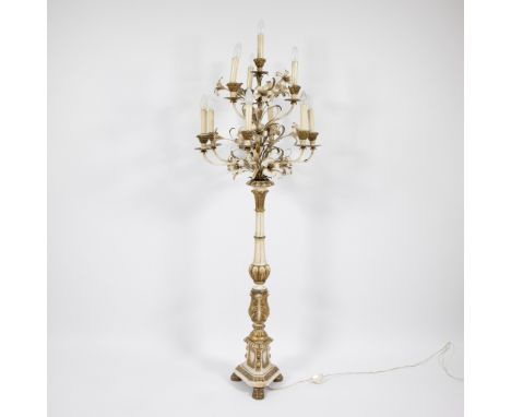 Large Baroque wooden candlestick with white-stained metal arms as light pointsGrote houten Barok kandelaar met wit gebeitste 