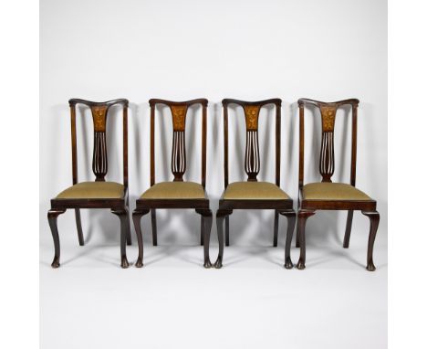 4 Queen Ann chairs in mahogany with inlay and mother-of-pearl4 Queen Ann stoelen in mahonie met inlegwerk en parelmoerH 103 c