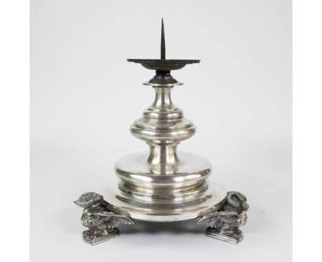 Silver plated candlestick with three swans as legsVerzilverde kandelaar met drie zwanen als potenH 37 cm