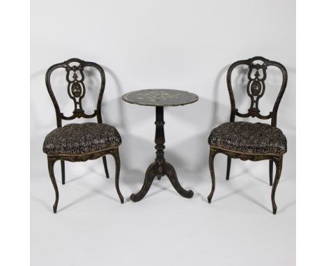 Table and 2 chairs inlaid with mother-of-pearl, English ca 1900Tafeltje en 2 stoelen ingelegd met parelmoer, Engels ca 1900H 