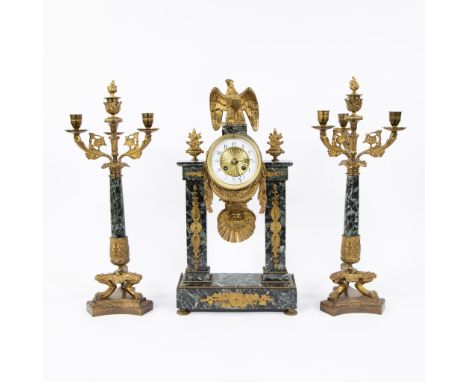 French green veined marble column clock decorated with eagle and 2 candlesticks with 4 light points, 19th C.Franse groen gead
