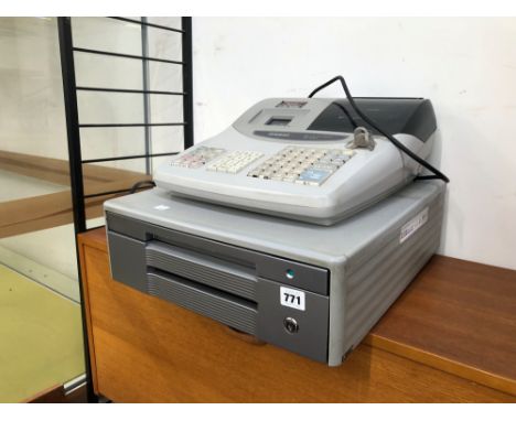 A CASIO TE-100 ELECTRONIC CASH REGISTER. 