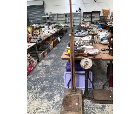 A SET OF AVERY SCALES TO MEASURE THE HEIGHT AND WEIGHT OF HUMAN BEINGS, THE WOODEN COLUMN WITH A SLIDE UP MEASURE FOR THE HEI