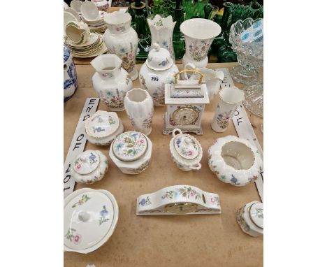 A COLLECTION OF AYNSLEY, WILD TUDOR PATTERN VASES AND ORNAMENTS.