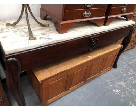 A WHITE MARBLE TOPPED MAHOGANY CONSOLE TABLE, THE APRON CARVED CENTRALLY WITH THE ISLE OF MAN SHIELD ABOVE CABRIOLE LEGS.   W