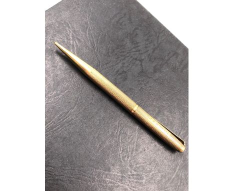 A VINTAGE 9ct HALLMARKED GOLD PENCIL, DATED 1961 FOR E BAKER &amp; SON, BIRMINGHAM. THE CARTOUCH PANEL ENGRAVED R.K. BIRRELL.