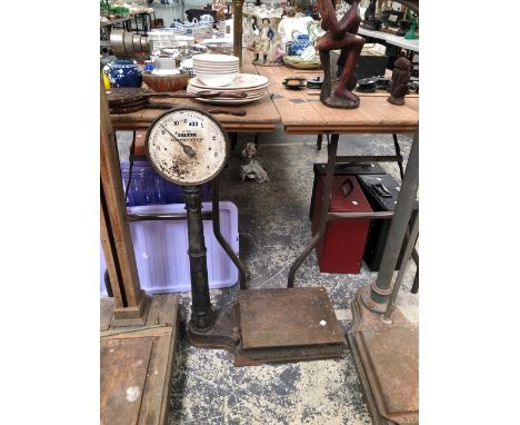 A SALTER PLATFORM MACHINE SCALES TO MEASURE UP TO 10 STONE IN 1/2LB DIVISIONS, THE WHITE ENAMEL CIRCULAR DIAL RAISED ON A BLA