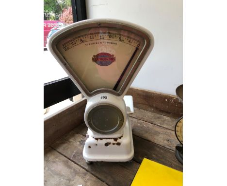 A SET OF HAYWARD WHITE ENAMEL SCALES TO MEASURE 2LBS IN 1/4 OZ DIVISIONS