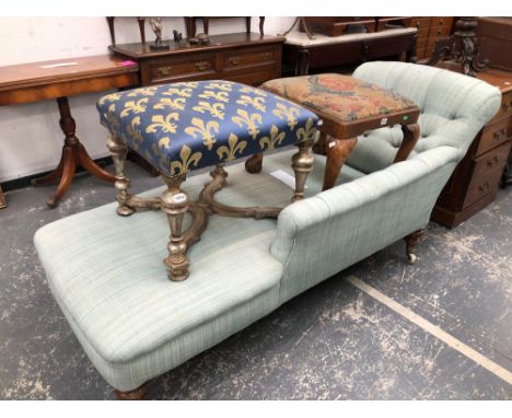 A CHAISE LONGUE BUTTON UPHOLSTERED IN PALE BLUE, THE TURNED ROSEWOOD LEGS ON BRASS TOPPED WHITE CERAMIC CASTER FEET