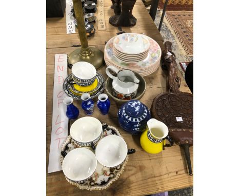 A WORCESTER YELLOW GROUND PART TEA SET, A BRASS OIL LAMP, CHINESE BLUE AND WHITE PORCELAINS, A CARVED WOOD FIRE BELLOW, ETC. 