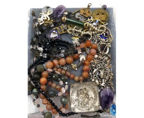 A COLLECTION OF VINTAGE AND MODERN JEWELLERY TO INCLUDE A SILVER, PASTE AND PEARL NECKLACE SIGNED SCP ENGLAND, A SWAROVSKI PE