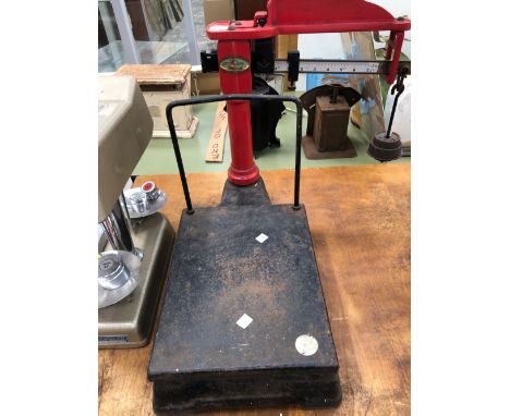 A SET OF THORNTON VIKING BALANCE SCALES TO MEASURE UP TO 7LB IN 1OZ DIVISIONS AND UP TO 3KG IN 50 GRAM DIVISIONS