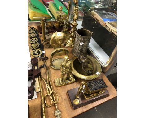 BRASS MODEL LOCOMOTIVES, HORSE BRASSES, A BRASS TABLE LAMP AND OTHER BRASS WARES