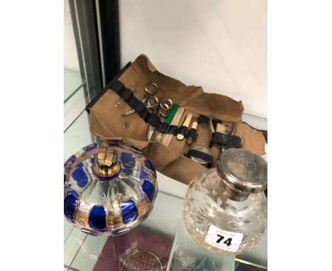 A GILDED AND BLUE GLASS BOHEMIAN JAR, A HALLMARKED SILVER LIDDED GLASS PERFUME  BOTTLE AND AN EDWARDS AND SONS TRAVEL VANITY 