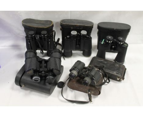 A QUANTITY OF VINTAGE BINOCULARS PLUS A VINTAGE CAMERA