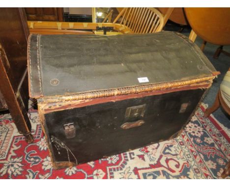 A VINTAGE DOMED TRAVEL TRUNK W-74 CM S/D